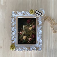 イグアナ（トゲオイグアナ）バッグチャーム 花の油絵風アート ホワイト額縁