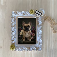 犬（フレンチブルドッグ）バッグチャーム 花の油絵風アート ホワイト額縁