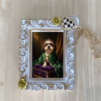 犬（シーズー）バッグチャーム ルネサンス風 ホワイト額縁デザイン