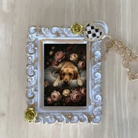 犬（ラブラドールレトリバー）バッグチャーム 花の油絵風アート ホワイト額縁