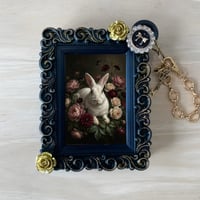 うさぎ（ニュージーランドホワイト）バッグチャーム 花の油絵風アート ブラック額縁
