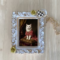 猫（ターキッシュアンゴラ）バッグチャーム ルネサンス風 ホワイト額縁デザイン