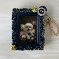 犬（ビションフリーゼ）バッグチャーム 花の油絵風アート ブラック額縁