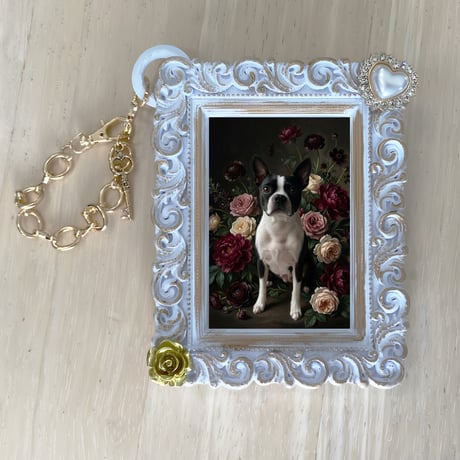 犬（ボストンテリア）バッグチャーム 花の油絵風アート ホワイト額縁