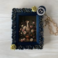 犬（イタリアングレーハウンド）バッグチャーム 花の油絵風アート ブラック額縁