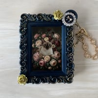 猫（シャム猫）バッグチャーム 花の油絵風アート ブラック額縁