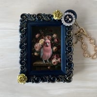 インコ（モモイロインコ）バッグチャーム 花の油絵風アート ブラック額縁
