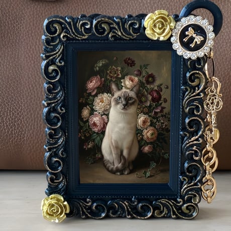 猫（シャム猫）バッグチャーム 花の油絵風アート ブラック額縁