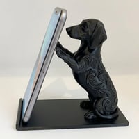犬（ミニチュアダックスフンド）のスマホスタンド 卓上 シルクブラック