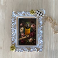 インコ（ルリコンゴウインコ）バッグチャーム 花の油絵風アート ホワイト額縁