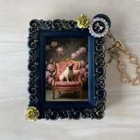 犬（パグ）バッグチャーム ロココ調シャビーピンク ブラック額縁