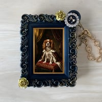 犬（キャバリア）バッグチャーム ルネサンス風 ブラック額縁デザイン