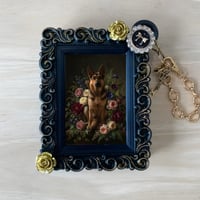 犬（ジャーマンシェパード）バッグチャーム 花の油絵風アート ブラック額縁