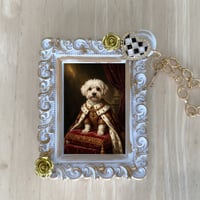 犬（マルチーズ）バッグチャーム ルネサンス風 ホワイト額縁デザイン