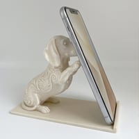 犬（ミニチュアダックスフンド）のスマホスタンド 卓上 シルクホワイト