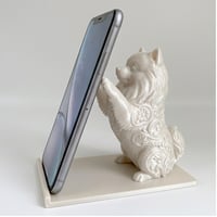 犬（ポメラニアン）のスマホスタンド 卓上 シルクホワイト