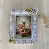 犬（ジャーマンシェパード）バッグチャーム ロココ調シャビーピンク ホワイト額縁