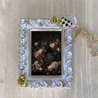 犬（ドーベルマン）バッグチャーム 花の油絵風アート ホワイト額縁