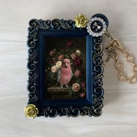 インコ（モモイロインコ）バッグチャーム 花の油絵風アート ブラック額縁