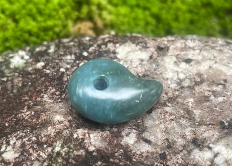 糸魚川ネフライト　勾玉　丸みのあるコンマ形　青緑　25mm / Itoigawa Nephrite MAGATAMA