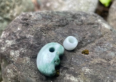 糸魚川翡翠　獣型勾玉＋翡翠ビーズ　5.88g / Itoigawa Jadeite Beast-Shaped MAGATAMA + Jadeite Bead