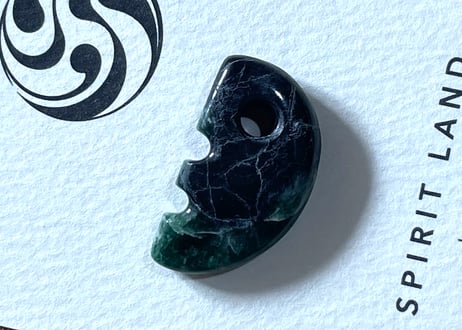 糸魚川翡翠　獣型勾玉　黒・鮮緑　26mm / Itoigawa Jadeite Beast-Shaped MAGATAMA