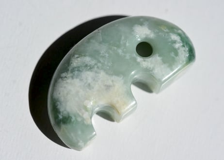 糸魚川翡翠　獣型勾玉　緑・透過　31mm / Itoigawa Jadeite Beast-Shaped MAGATAMA