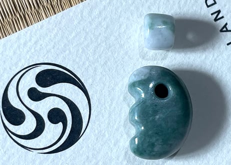 糸魚川翡翠　獣型勾玉＋翡翠ビーズ　5.88g / Itoigawa Jadeite Beast-Shaped MAGATAMA + Jadeite Bead