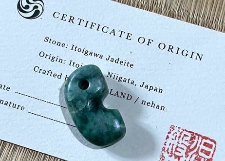 糸魚川翡翠　縄文型勾玉　ライトグリーン　27mm / Itoigawa Jadeite MAGATAMA