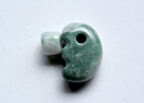 糸魚川翡翠　獣型勾玉＋翡翠ビーズ　5.88g / Itoigawa Jadeite Beast-Shaped MAGATAMA + Jadeite Bead