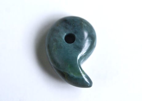 糸魚川ネフライト　勾玉　丸みのあるコンマ形　青灰緑　25mm / Itoigawa Nephrite MAGATAMA