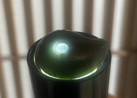 糸魚川ネフライト　勾玉　丸みのあるコンマ形　青緑　25mm / Itoigawa Nephrite MAGATAMA