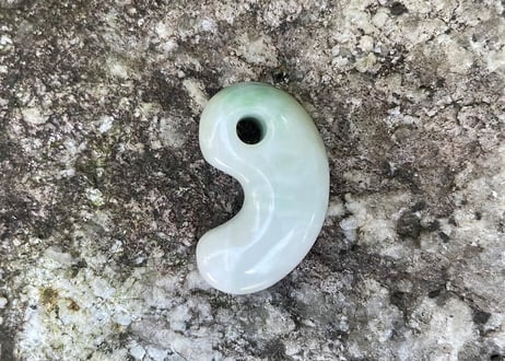 糸魚川翡翠　勾玉　白・淡緑　29mm / Itoigawa Jadeite MAGATAMA