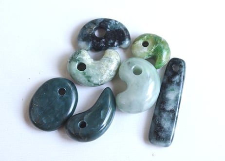 糸魚川翡翠　縄文型勾玉　ライトグリーン　25mm / Itoigawa Jadeite MAGATAMA