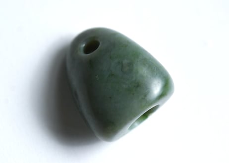 糸魚川ネフライト　石笛　丸みのある造形　緑　シルキーマット仕上げ　30mm / Itoigawa Nephrite IWABUE