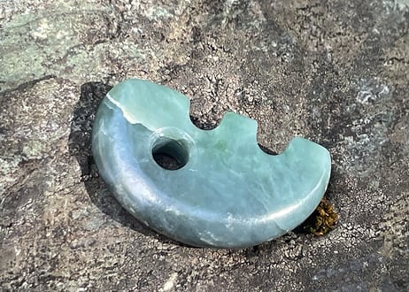 糸魚川ネフライト　獣型勾玉　深緑・青緑　27mm / Itoigawa Nephrite Beast-Shaped MAGATAMA