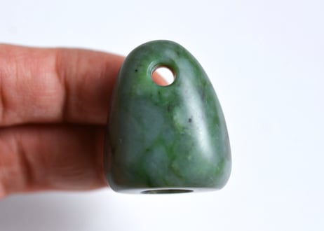 糸魚川ネフライト　石笛　丸みのある造形　緑　シルキーマット仕上げ　30mm / Itoigawa Nephrite IWABUE