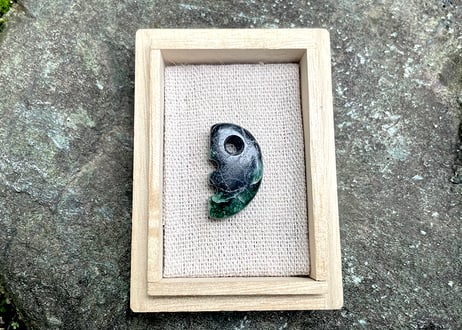 糸魚川翡翠　獣型勾玉　黒・鮮緑　26mm / Itoigawa Jadeite Beast-Shaped MAGATAMA
