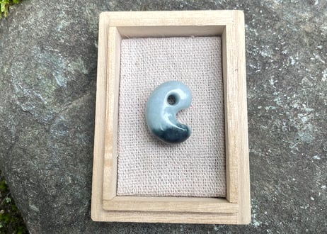 糸魚川翡翠　勾玉　ブルーグレー・濃青　23mm / Itoigawa Jadeite MAGATAMA