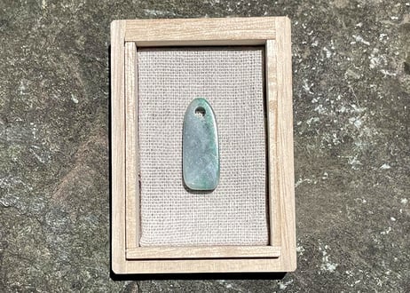 糸魚川翡翠　垂飾　鮮緑・ライトグレー　3.84g / Itoigawa Jadeite SUISHOKU