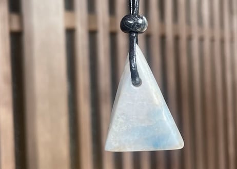 糸魚川翡翠　入りコン沢青翡翠 垂飾＋黒翡翠ビーズ　11.33g / Itoigawa Jadeite