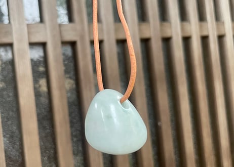 糸魚川翡翠　石笛　丸みのある造形　ごく淡い緑　30mm / Itoigawa Jadeite IWABUE