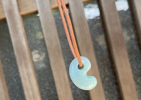 糸魚川翡翠　勾玉　ミルキーグリーン　21mm / Itoigawa Jadeite MAGATAMA
