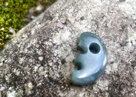 糸魚川ネフライト　獣型勾玉　深緑・青緑　27mm / Itoigawa Nephrite Beast-Shaped MAGATAMA