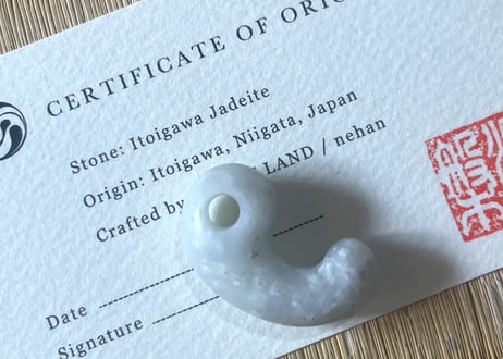 糸魚川翡翠　沖縄型勾玉　白翡翠・淡緑　28mm / Itoigawa Jadeite MAGATAMA