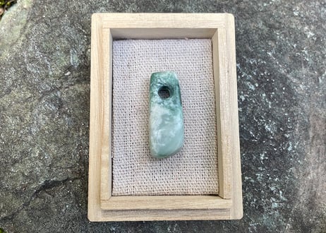 糸魚川翡翠　大珠　縄文期発掘品モチーフ　緑・乳白色　33mm / Itoigawa Jadeite TAISHU