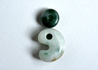 糸魚川翡翠　勾玉＋翡翠ビーズ　16mm　白緑 / Itoigawa Jadeite MAGATAMA + Bead