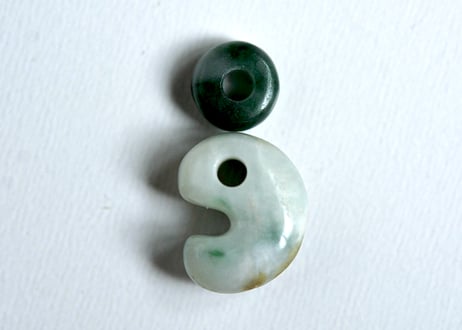糸魚川翡翠　勾玉＋翡翠ビーズ　16mm　白緑 / Itoigawa Jadeite MAGATAMA + Bead