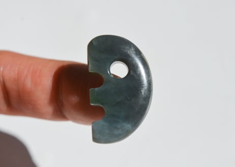 糸魚川ネフライト　獣型勾玉　深緑・青緑　27mm / Itoigawa Nephrite Beast-Shaped MAGATAMA