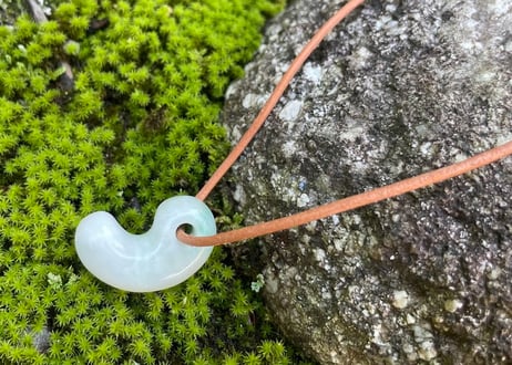 糸魚川翡翠　勾玉　白・淡緑　29mm / Itoigawa Jadeite MAGATAMA
